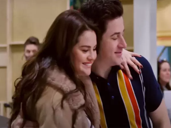 Selena Gomez, David Henrie नए ट्रेलर में विज़ार्ड्स बियॉन्ड वेवरली प्लेस के लिए फिर से साथ आए