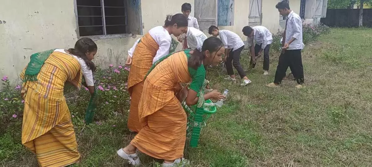 Assam : बक्सा जिले के खमारद्वीसा हाई स्कूल के छात्र स्वच्छता अभियान में शामिल हुए