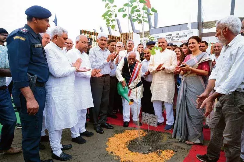 Haryana : कैम्पस नोट्स एमडीयू ने मेगा पौधरोपण अभियान शुरू किया