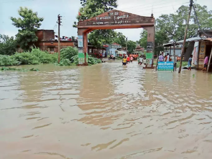 Nuh:  बरसात से आई आफत,स्कूल भी चारों तरफ से हुआ पानी से लबा लब, ग्रामीण परेशान