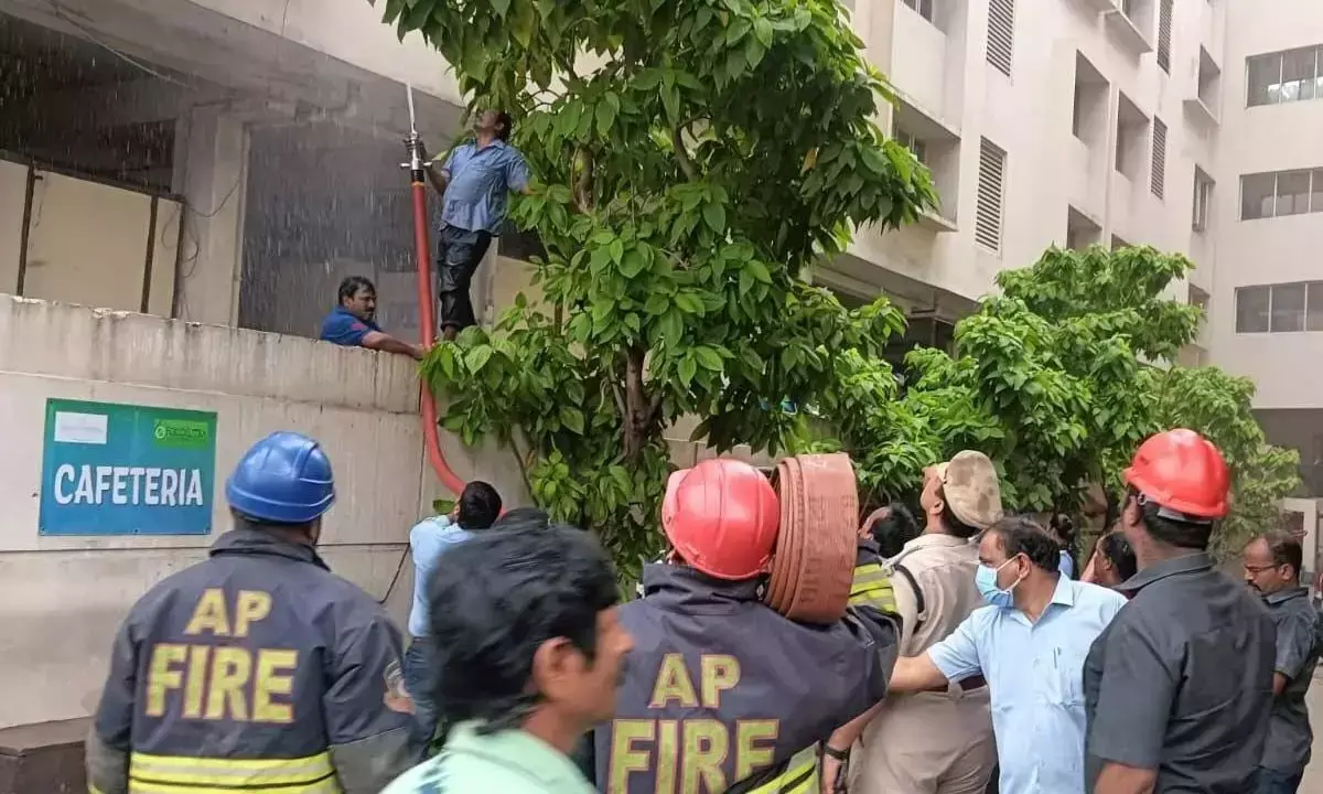 निजी Hospital की पांचवीं मंजिल पर लगी आग