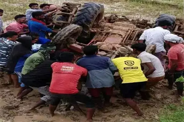 Lohardaga: ट्रैक्टर पलटने से युवक की मौत, ड्राइवर की हालत गंभीर