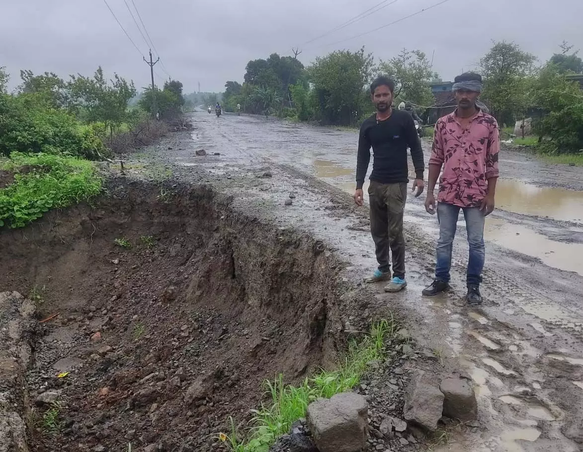 Sultanganj सड़क का ठेकेदार द्वारा किया जा रहा है घटिया निर्माण, अधिकारी बने खामोश