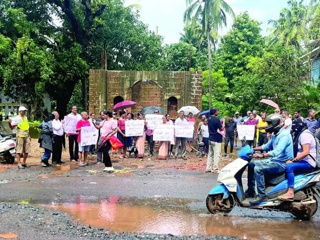 Siolim निवासियों ने उपेक्षित सड़कों के खिलाफ प्रदर्शन किया, तत्काल कार्रवाई की मांग की