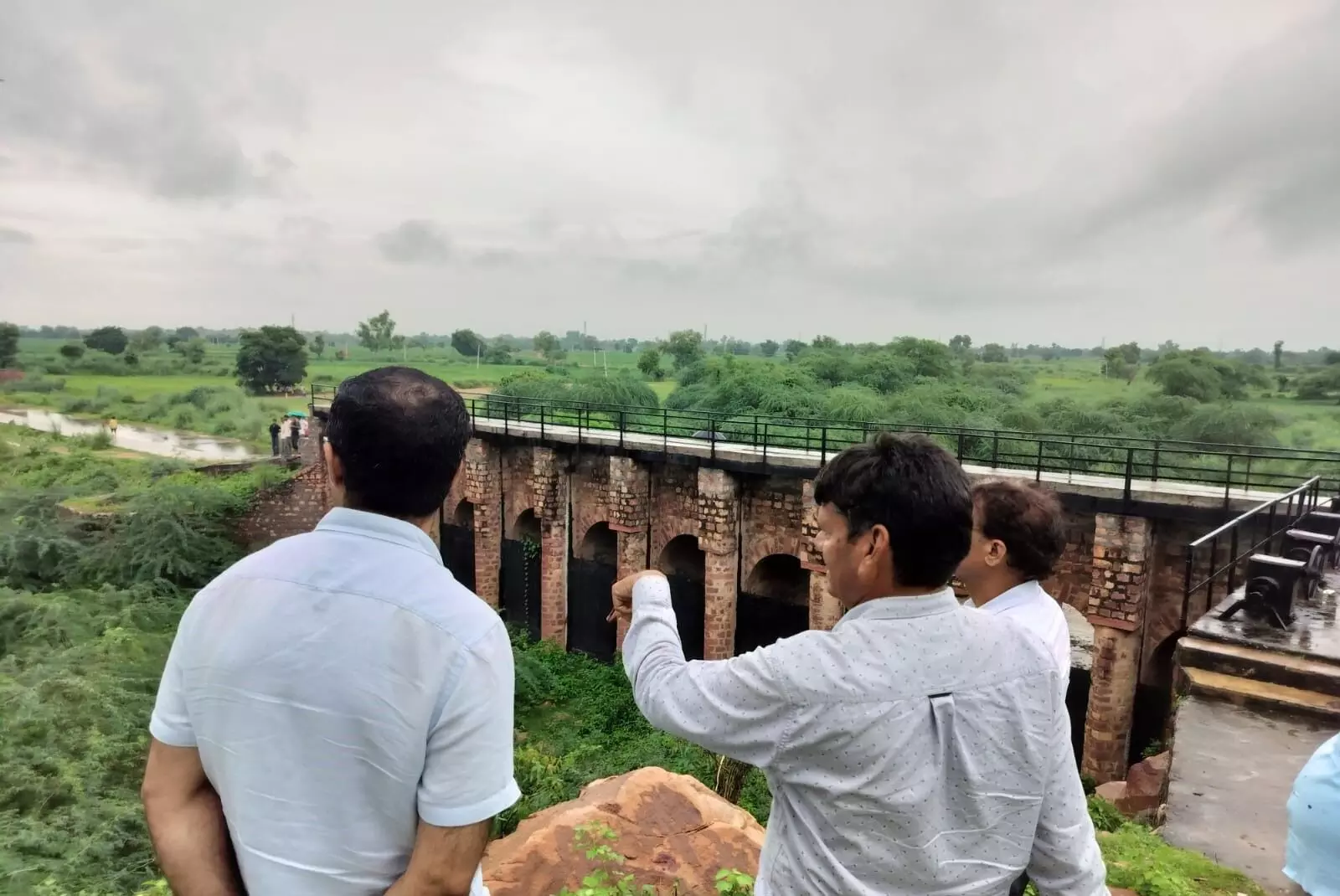 Bharatpur: जिला कलेक्टर अधिकारियों के साथ जल क्षेत्रों का किया निरीक्षण नदी