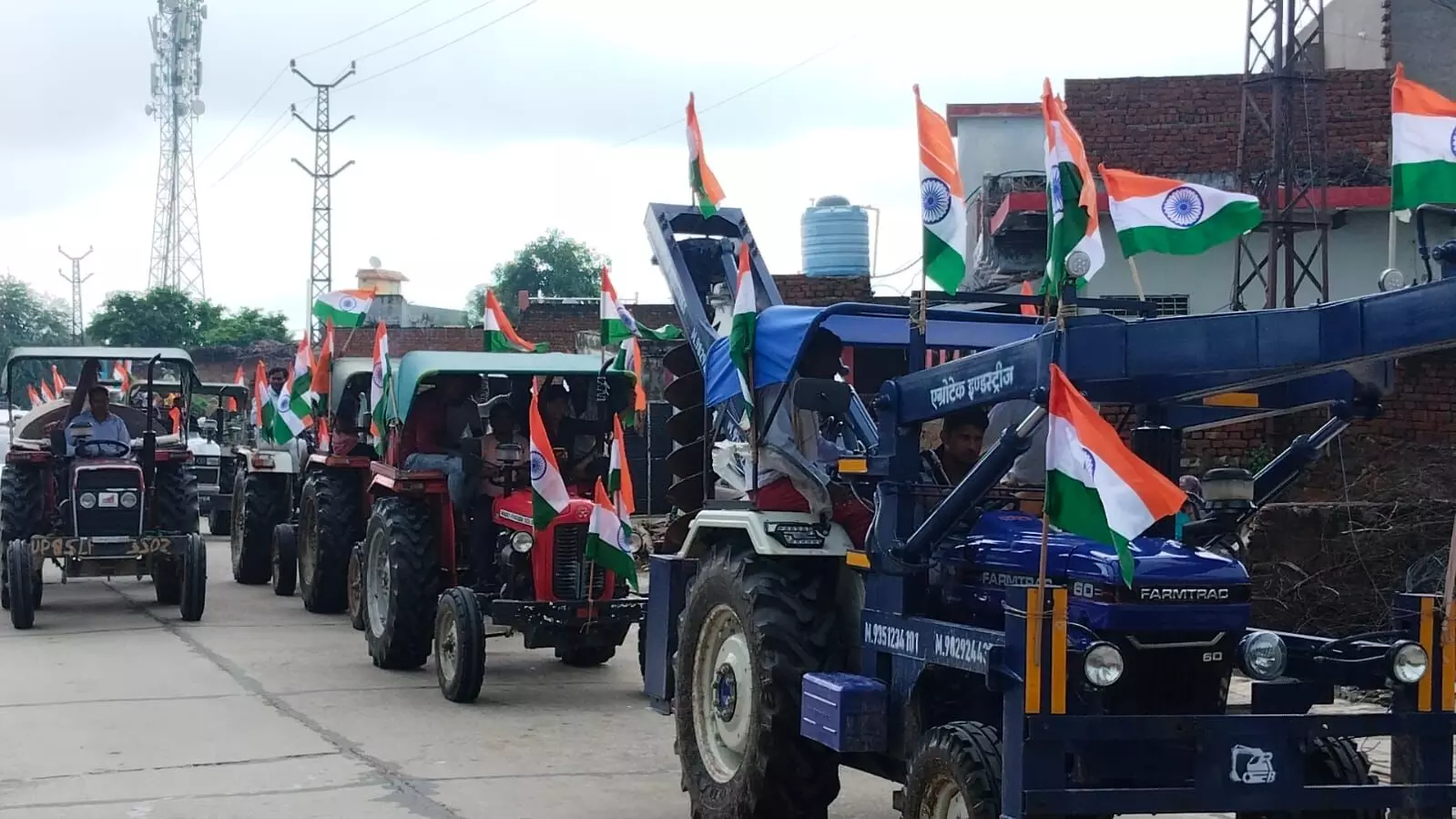 Alwar: हर घर तिरंगा अभियान के तहत आयोजित बाइक व टैक्टर रैली में उमडा देश भक्ति का ज्वार