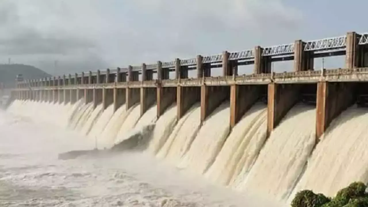 तुंगभद्रा Dam का गेट टूटने से भारी मात्रा में पानी छोड़ा गया