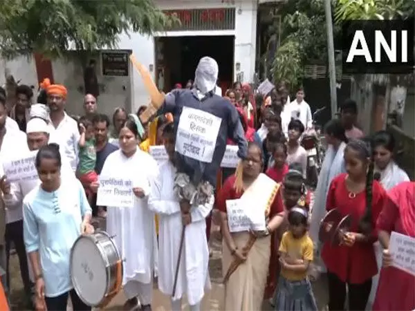 बांग्लादेश में हिंदुओं पर हमलों के विरोध में वाराणसी और Ayodhya में लोगों ने विरोध मार्च निकाला