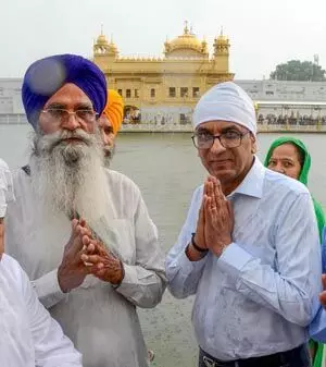 Amritsar: मुख्य न्यायाधीश ने स्वर्ण मंदिर में मत्था टेका, इसे बड़ा सौभाग्य बताया