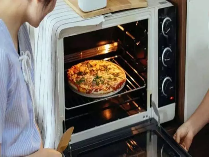 खाना रोस्ट करते वक्त भूलकर भी न करे Oven में ये काम