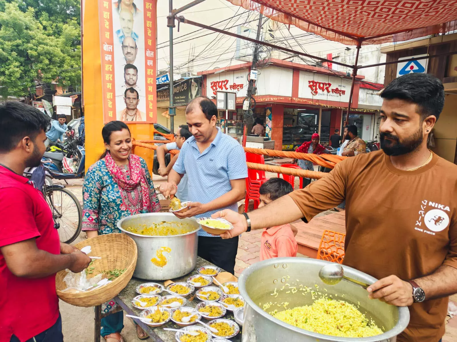 बोल बम सेवा समिति लाखे नगर ने कांवड़ियों का किया स्वागत