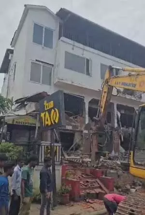 गोवा में अवैध नाइट क्लब पर चला बुलडोजर, पर्यटकों से ठगी का था आरोप