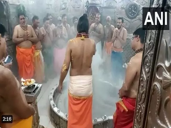 Sawan Fourth Monday : उज्जैन के महाकालेश्वर मंदिर में भक्तों ने पूजा-अर्चना की