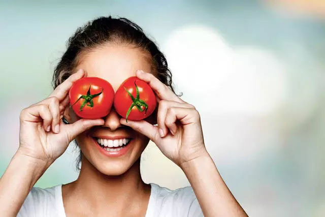 Tomato face pack आपकी त्वचा को प्राकृतिक चमक दे