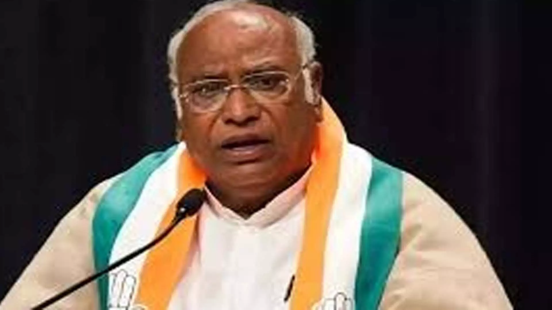 बड़े घोटाले की जांच के लिए जेपीसी जरूरी:Kharge after Hindenburgs allegations