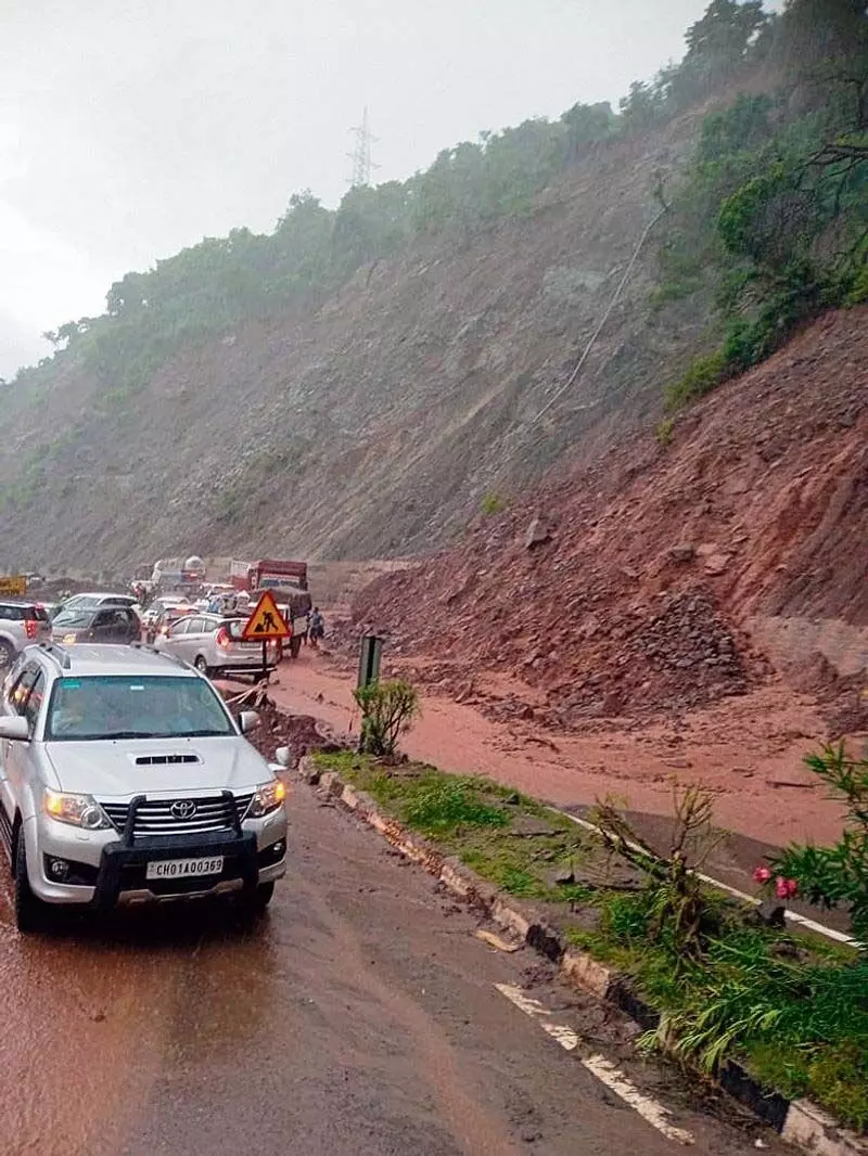 Solan: लगातार बारिश से चक्की मोड़ पर यातायात बाधित