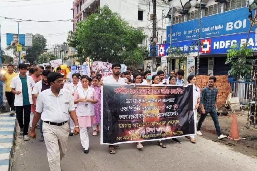 Calcutta: जूनियर डॉक्टरों के हड़ताल से शहर भर के सरकारी अस्पतालों में सेवाएं प्रभावित