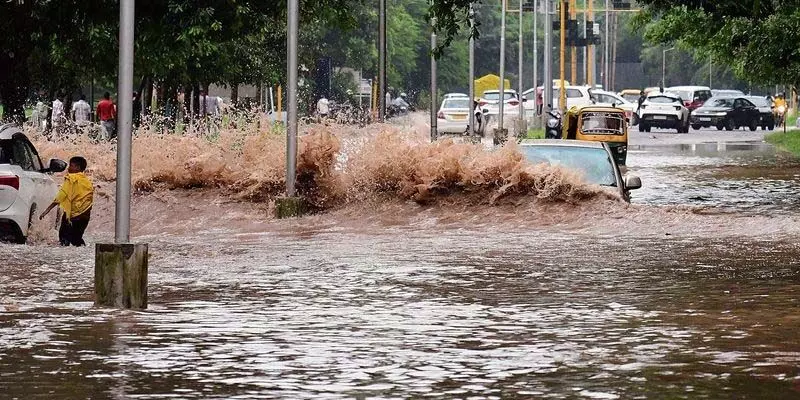 Chandigarh: 3 घंटे में 110 मिमी बारिश से जनजीवन अस्त-व्यस्त