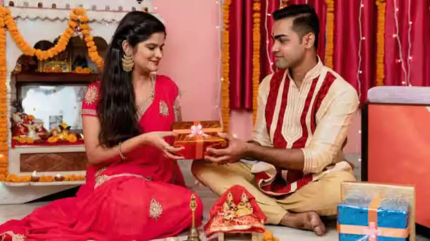 Raksha Bandhan उपहारों से अपनी बहन को खुश करे