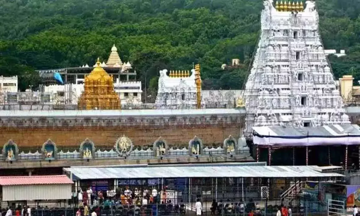 Tirumala: तिरुमाला में उमड़ा भक्तों का सैलाब