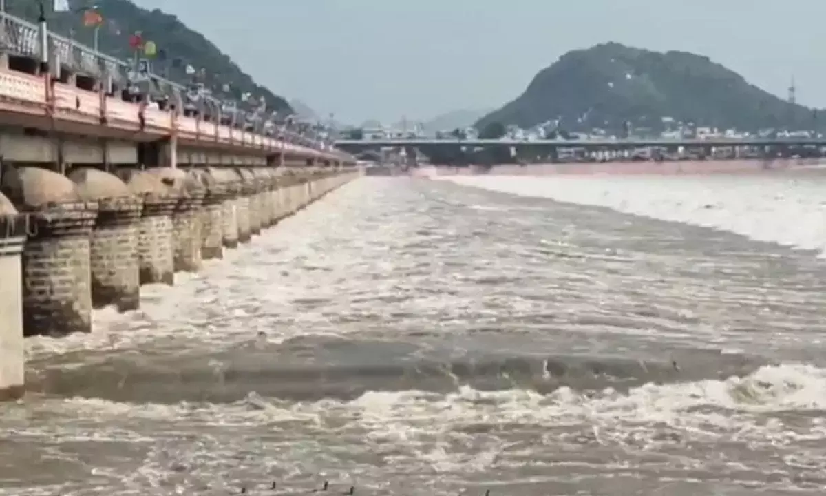 प्रकाशम barrage से 2,92,196 क्यूसेक बाढ़ का पानी छोड़ा गया