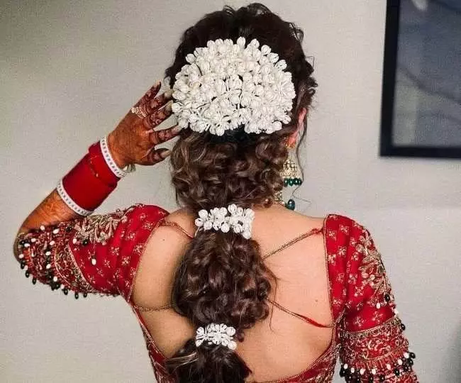 Hair की खूबसूरती को बढ़ाने का काम करेगा एवरग्रीन गजरा