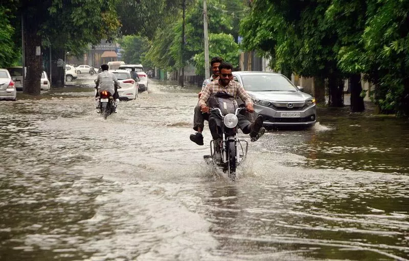 Amritsar: जिले में व्यापक वर्षा से पारा और आर्द्रता कम हुई