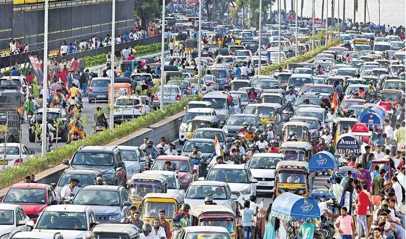 Hyderabad की सड़कों पर बहुत अधिक कारें चलती