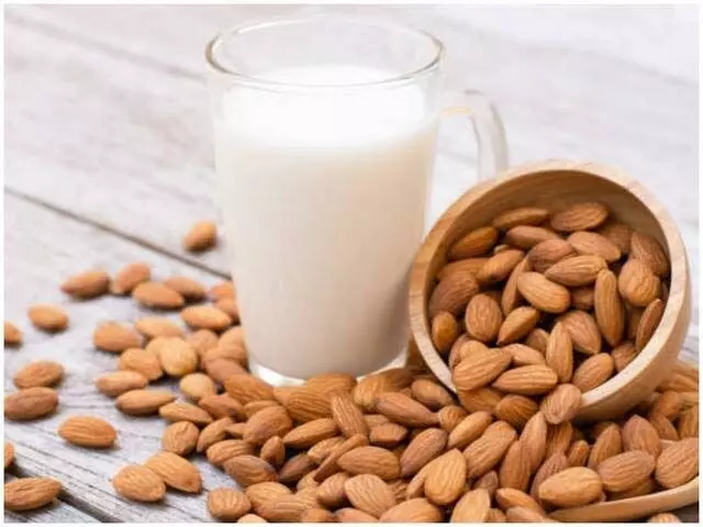 Almond milk पीने के फायदे जानकर रह जाएंगे हैरान