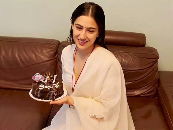 Sara Ali Khan ने पापा के साथ मनाया जन्मदिन