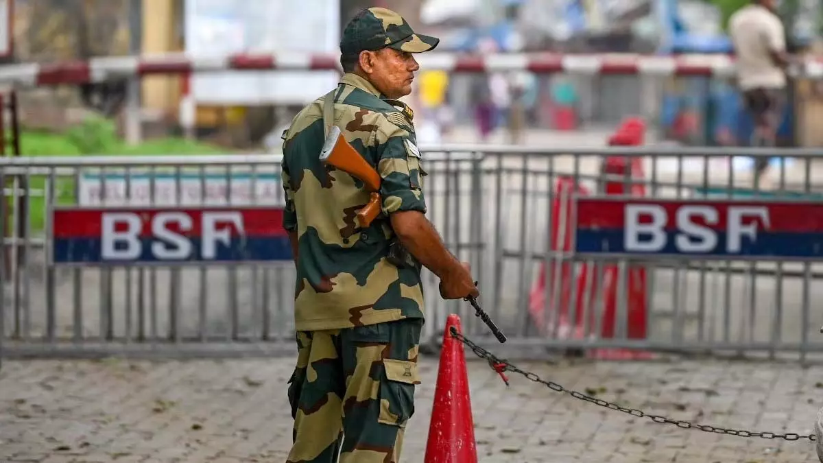 भारत-बांग्लादेश सीमा पर बीएसएफ के जवानों ने आत्मरक्षा में चलाई गोली, फिर...