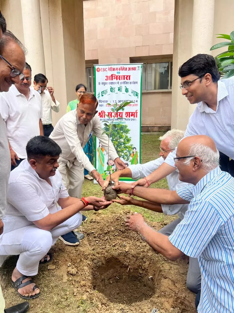 Jaipur: धरती को हरा-भरा बनाने एवं प्राकृतिक सौन्दर्य में निखार लाने हेतु प्रत्येक व्यक्ति पौधारोपण करें