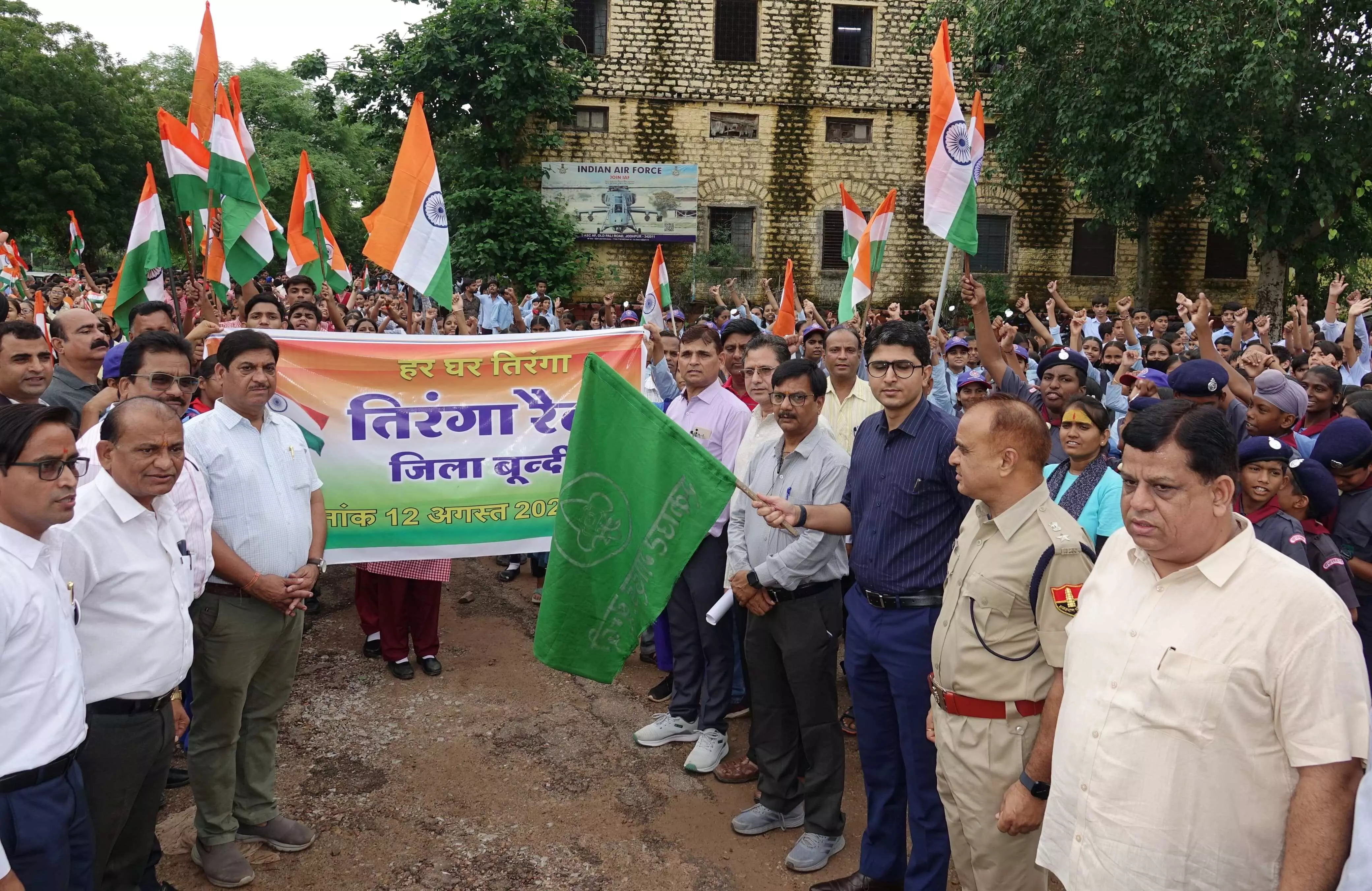 Bundi: तिरंगा रैली को हरी झंडी दिखाकर जिला कलेक्टर ने किया अभियान का शुभारंभ