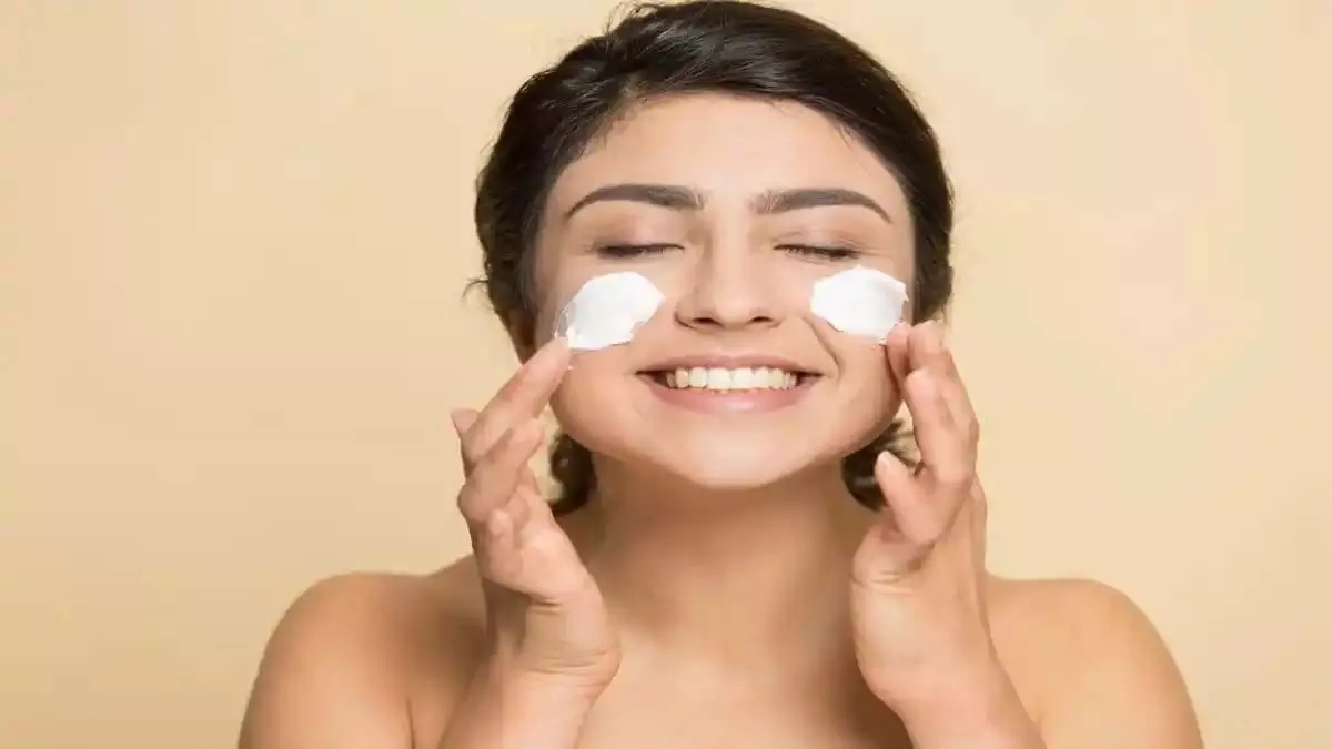 Skin care: बदलते मौसम में रुखी बेजान त्वचा का ऐसे रखें ख्याल