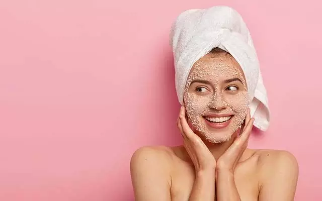 Dry skin में स्क्रब करते वक्त इन बातों का रखें हमेशा ध्यान