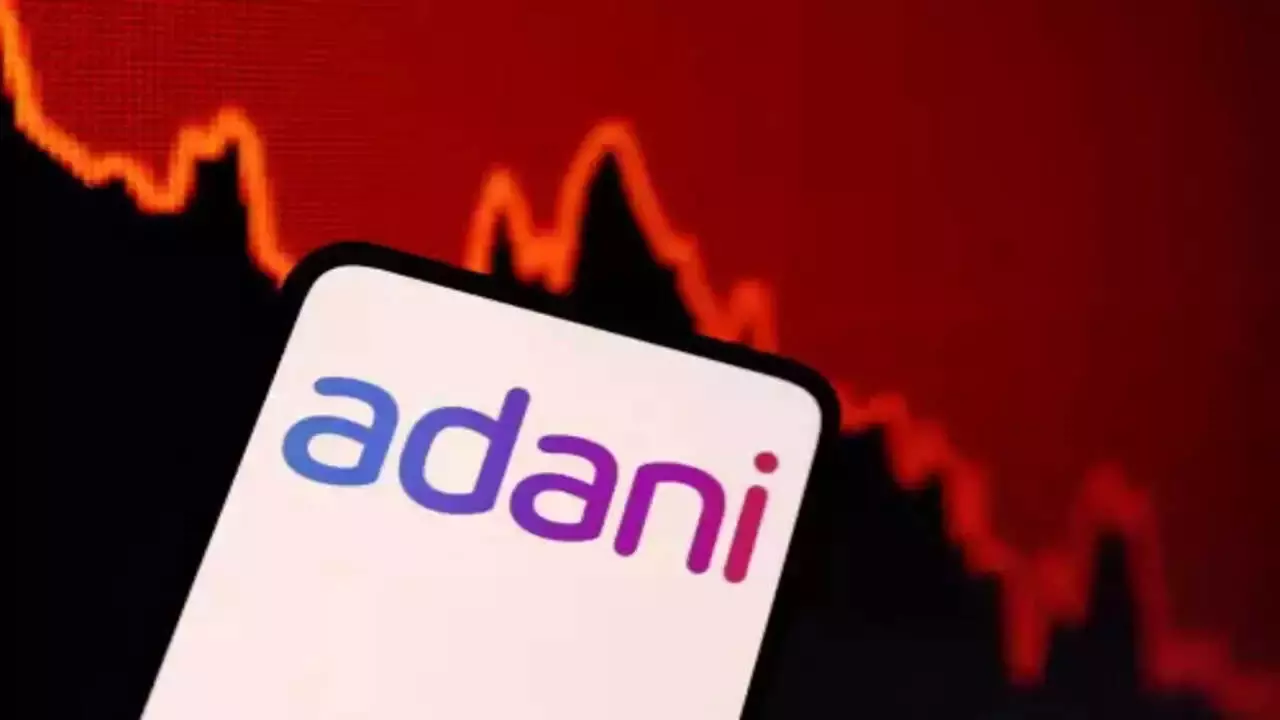 Adani के शेयरों में गिरावट सीमित रही