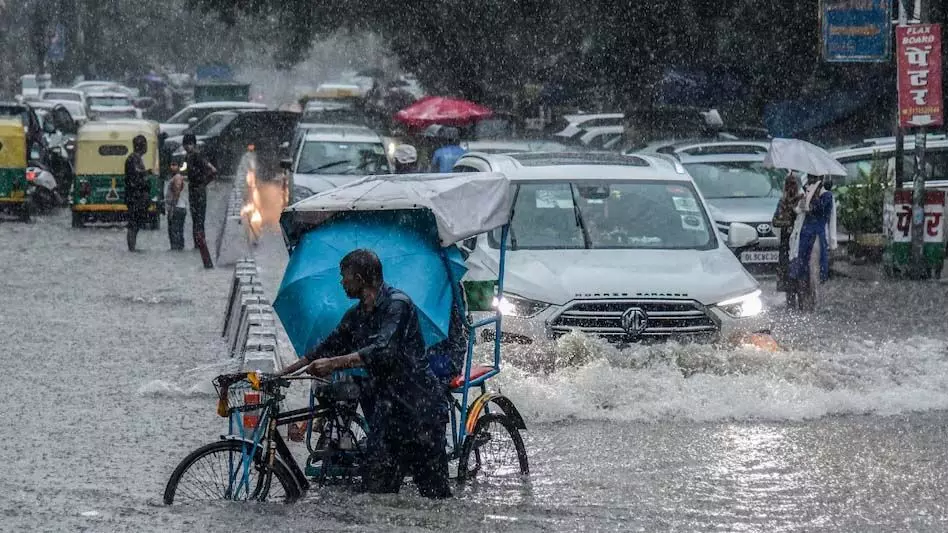 राष्ट्रीय राजधानी के कुछ हिस्सों में भारी बारिश, जारी किया Yellow alert