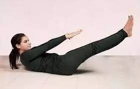 Yoga:  मांसपेशियों में है खिंचाव तो नियमित रूप से करें नौकासन