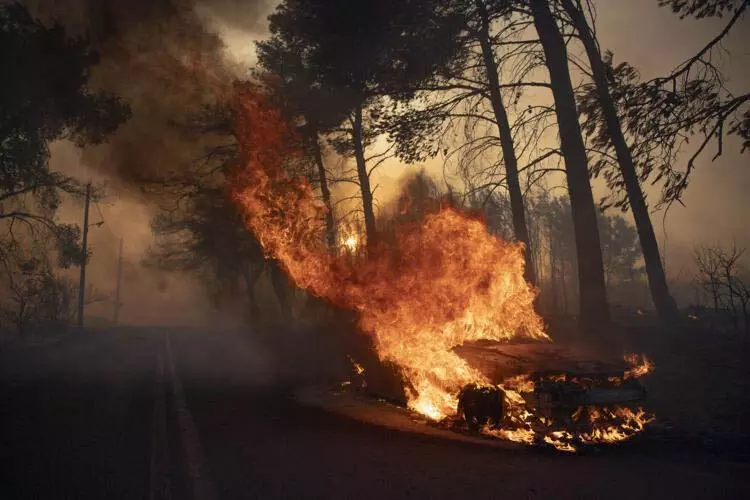 Greece forest fire: ‘अत्यंत खतरनाक’ आग बेकाबू, 15 लोग घायल