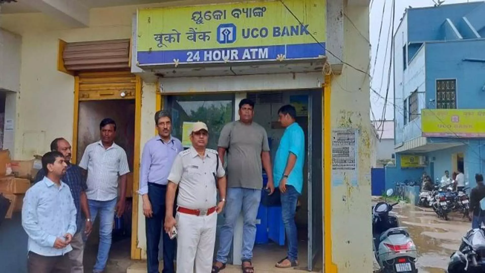 लुटेरों ने ATM तोड़कर 5.73 लाख रुपये लूटे