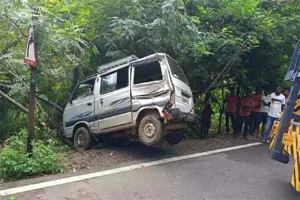 Topchanchi:  बाइक से टकराकर स्कूल वैन गढ्ढे में गिरी, दो लोग समेत कई बच्चे घायल