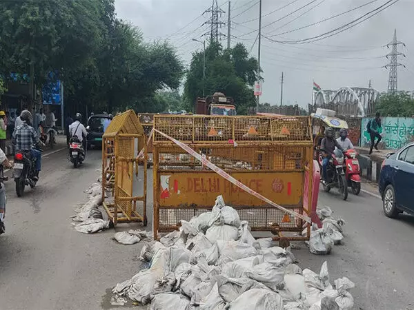 सीवर लाइन क्षतिग्रस्त होने के कारण Ghazipur Dairy Farm Road पर यातायात प्रभावित