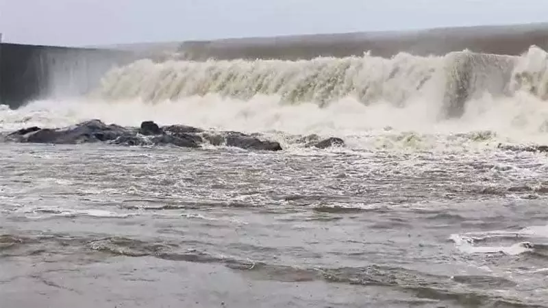 Gujarat : सूरत-तापी जिले में बारिश का मौसम, बांध ओवरफ्लो के कारण विभिन्न गांवों को अलर्ट किया गया