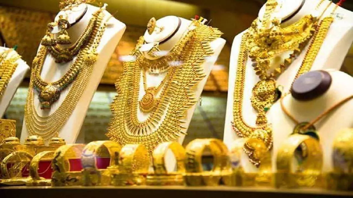 The price of gold बढ़ती है चांदी की कीमत गिरती