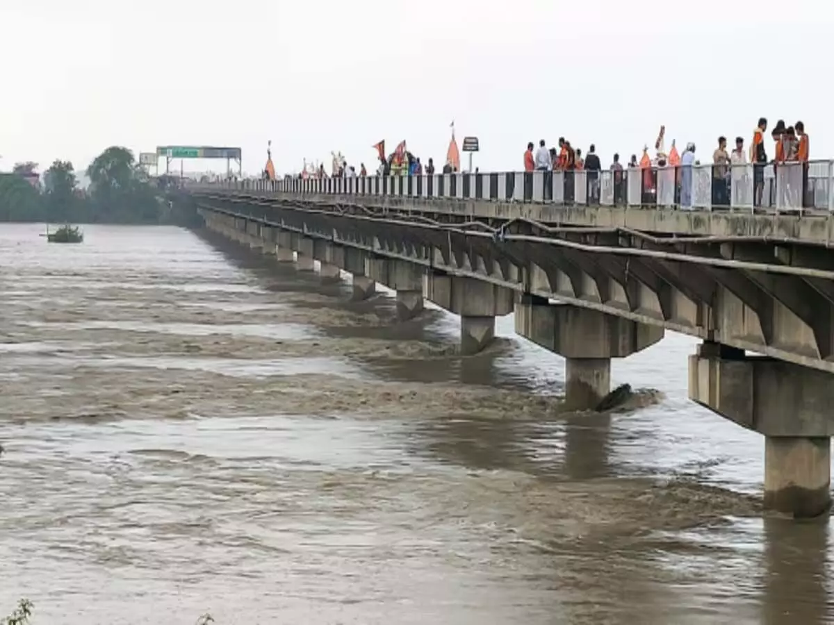 चेतावनी निशान के करीब आया यमुना नदी का water level