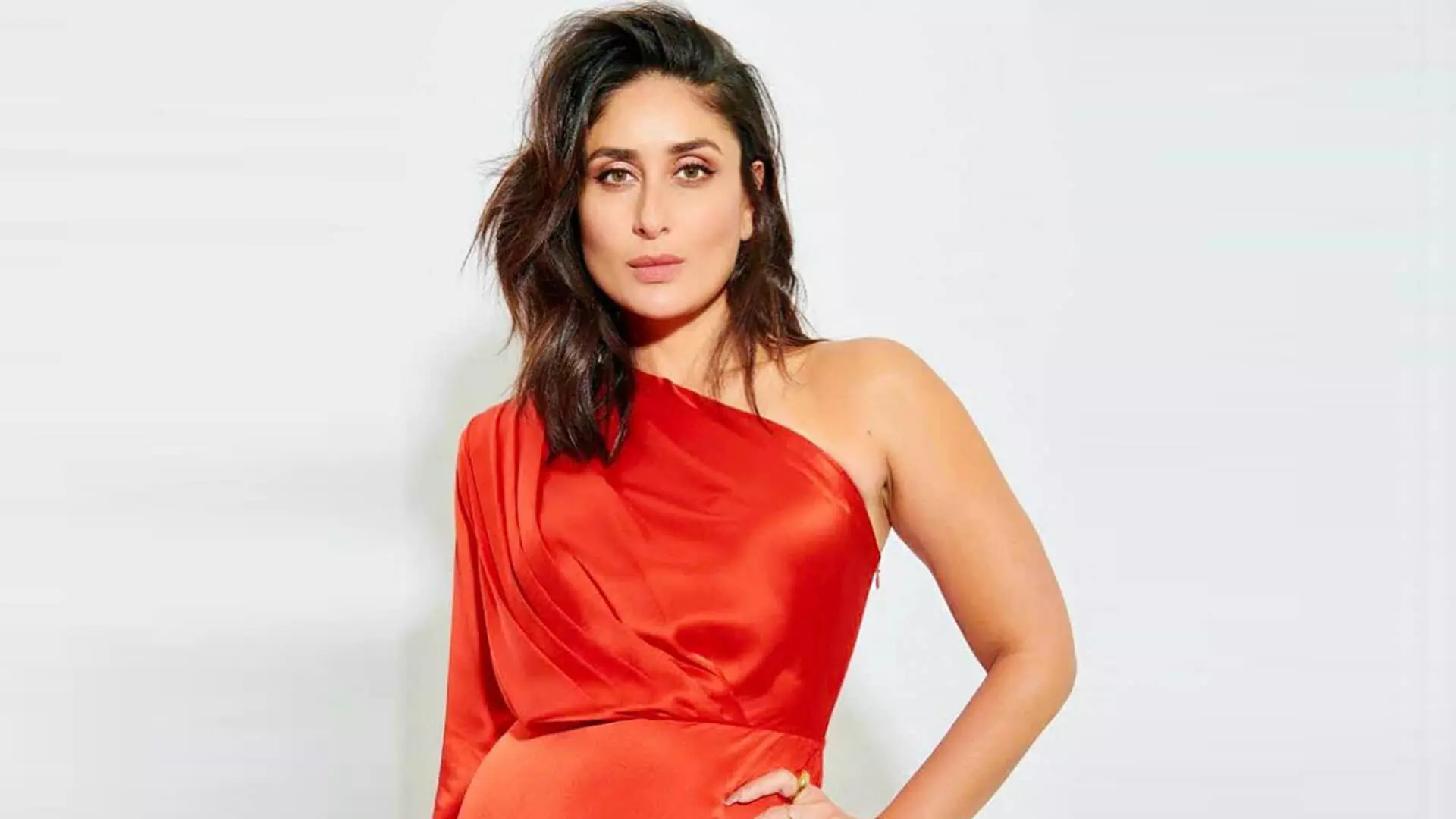 Kareena Kapoor ने आउटिंग के लिए रेड मोनोक्रोम लुक अपनाया