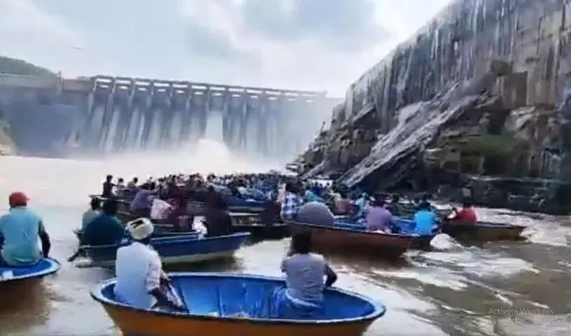 Srisailam बांध के पास बड़ी संख्या में मछुआरे बड़ी मछली पकड़ने के लिए पहुंचे