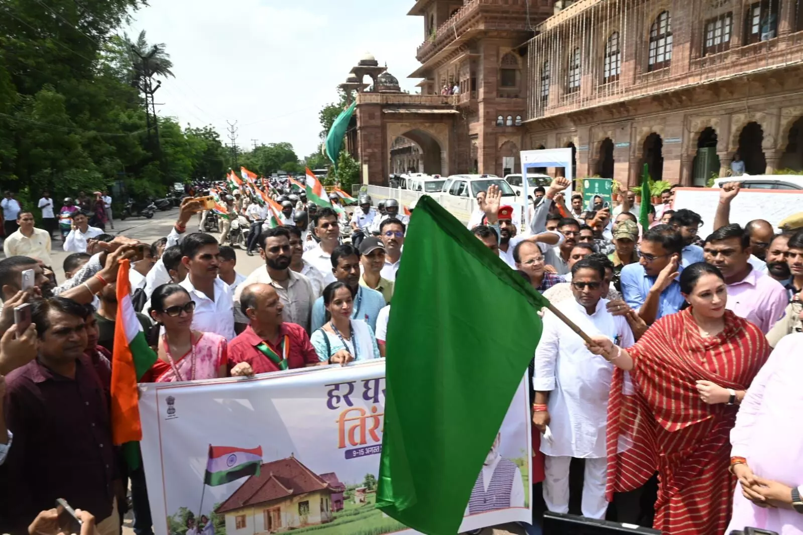 Jodhpur: Deputy CM दिया कुमारी ने तिरंगा यात्रा को हरी झंडी दिखाकर किया रवाना तिरंगा प्रतिज्ञा भी दिलाई