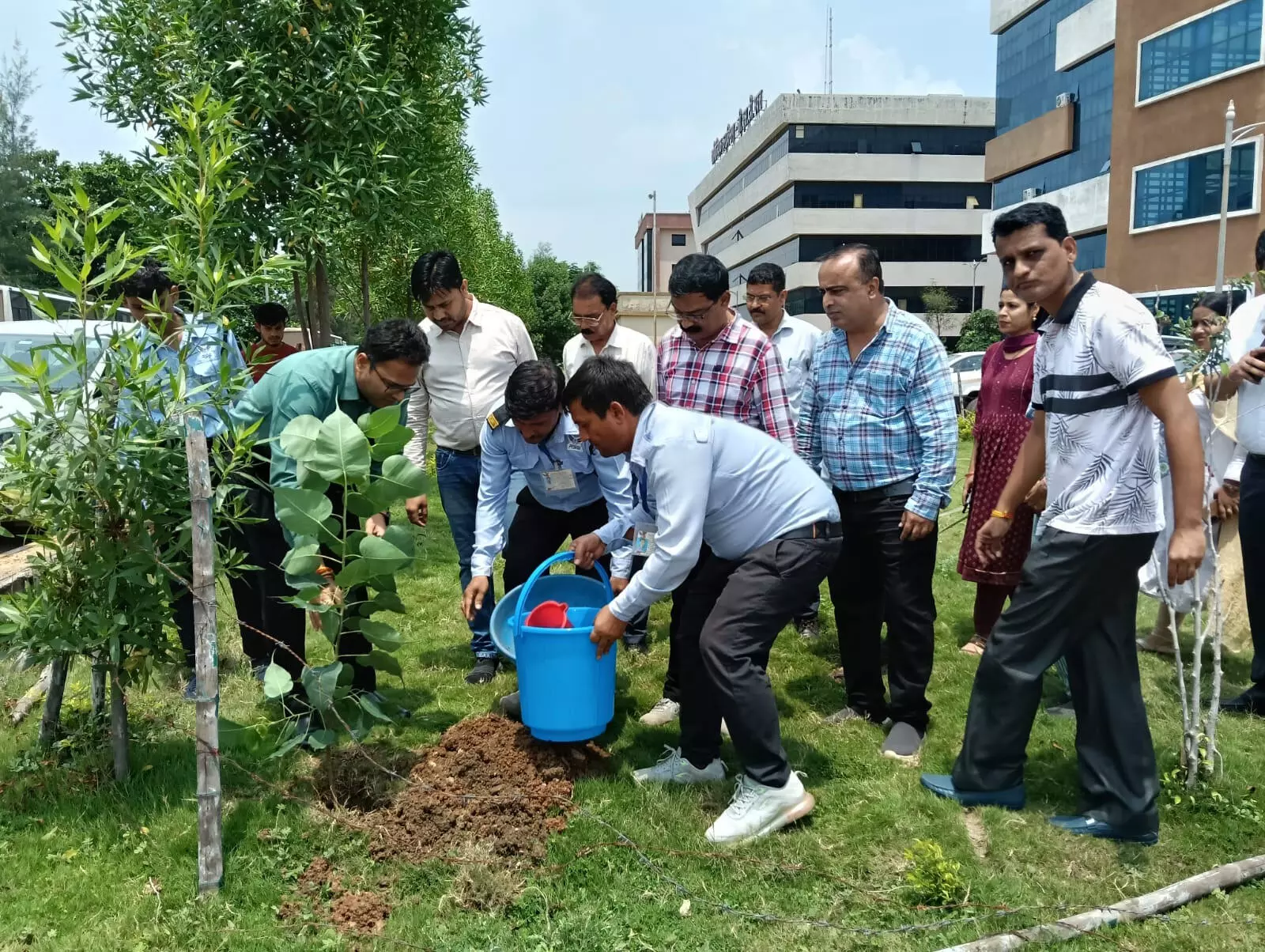 एक पेड़ मां के नाम पर आयुक्त सह संचालक स्वास्थ्य ऋतुराज रघुवंशी ने किया वृक्षारोपण