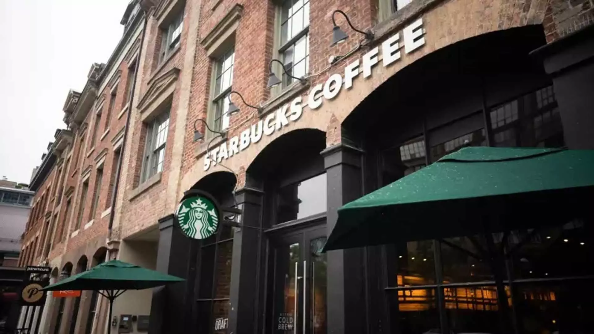 Starbucks ने चिपोटल के ब्रायन निकोल को CEO नियुक्त किया